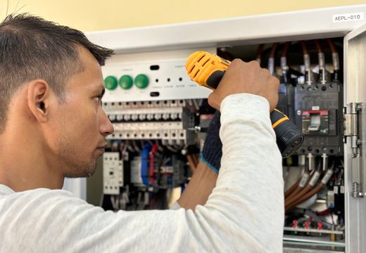 Electricista cambiando mecanismos y enchufes en Terrassa