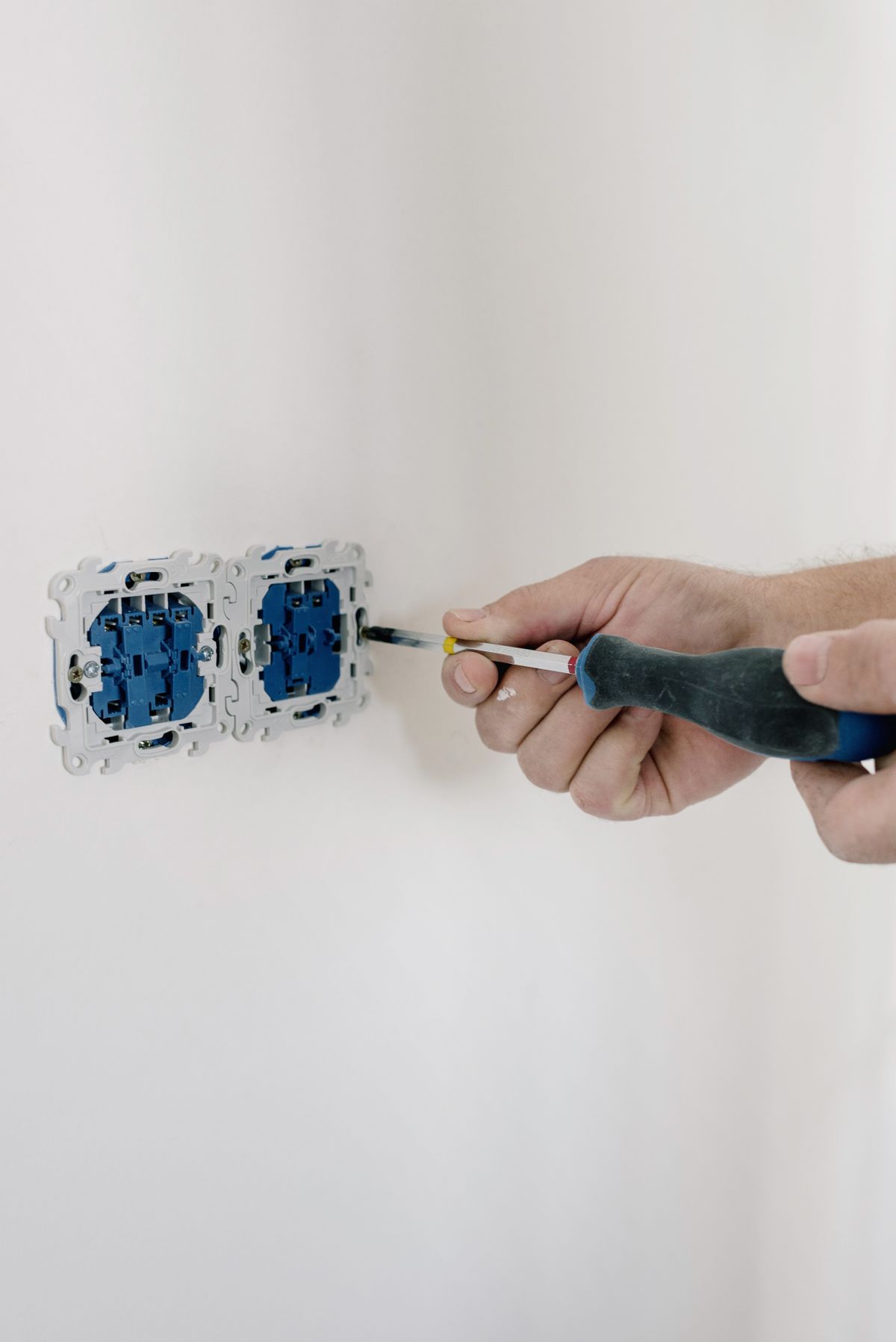 Electricista autorizado de urgencias en una vivienda de Terrassa